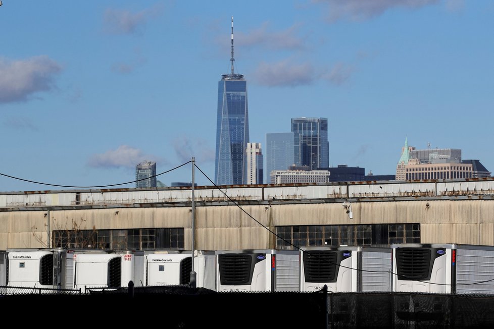 Dočasná márnice složená z chladírenských vozů v New Yorku.