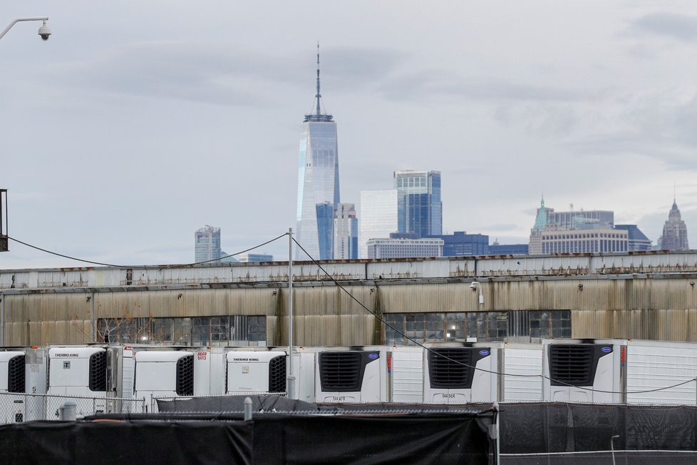 Dočasná márnice složená z chladírenských vozů v New Yorku