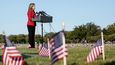 Koronavirus USA: Aktivisté ve Washingtonu, D.C. zapíchali tisíce vlaječek na památku více než 200 tisíc obětí koronaviru. Na pietě promluvila také šéfka demokratů Nancy Pelosiová.