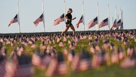 Koronavirus USA: Aktivisté ve Washingtonu, D.C. zapíchali tisíce vlaječek na památku více než 200 tisíc obětí koronaviru.