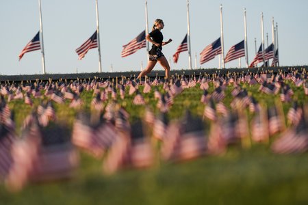 Koronavirus USA: Aktivisté ve Washingtonu, D.C. zapíchali tisíce vlaječek na památku více než 200 tisíc obětí koronaviru.