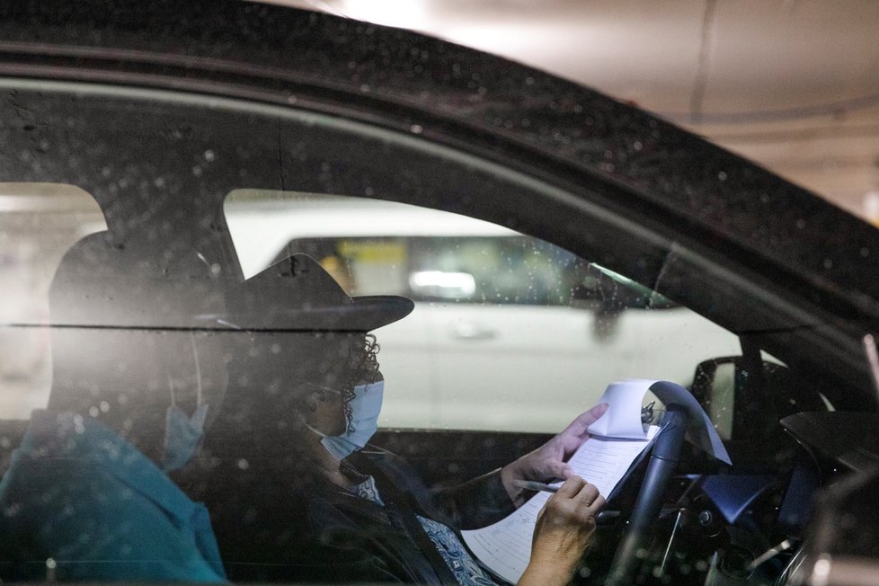 V USA se očkuje i v garážích, řidiči přitom zůstávají v autech.