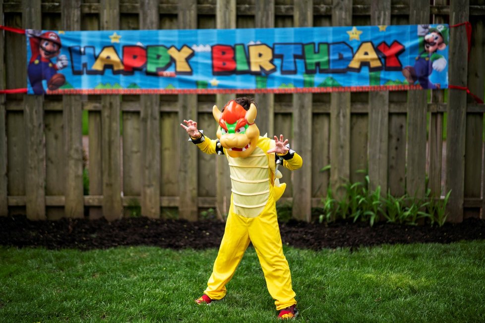 Reuben Goodman (6) a jeho oslava narozenin v New Jersey poté, co byli všichni členové rodiny očkováni (17. 4. 2021) Reuben Goodman (6) a jeho oslava narozenin v New Jersey poté, co byli všichni členové rodiny očkováni (17. 4. 2021)