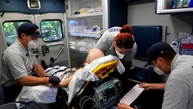 Koronavirus v USA: Zdravotníci  v Oklahomě ošetřují pacienta s příznaky koronaviru (9.9.2021).