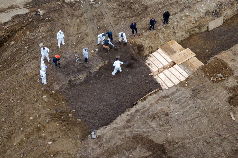 Koronavirus USA: POhřbívání do masových hrobů na Hartově ostrově u New Yorku