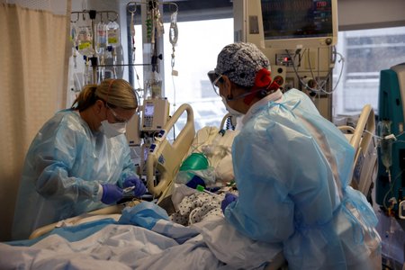 Nemocnice v USA fungují v krizovém režimu (9. 1. 2022).