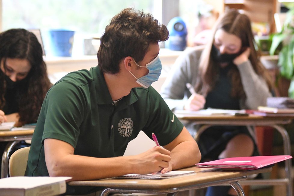 Kvůli koronaviru musí studenti nosit roušky. (9. 1. 2022) Kvůli koronaviru musí studenti nosit roušky. (9. 1. 2022)