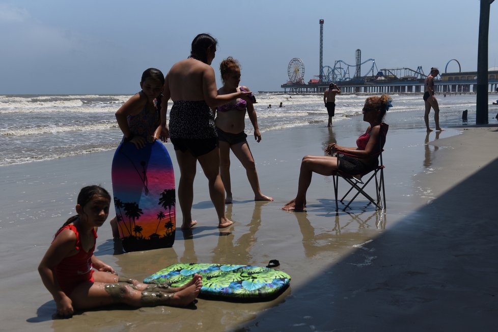 Koronavirus v USA: Na pláže se koncem května začal opět vracet život (Galveston v Texasu)