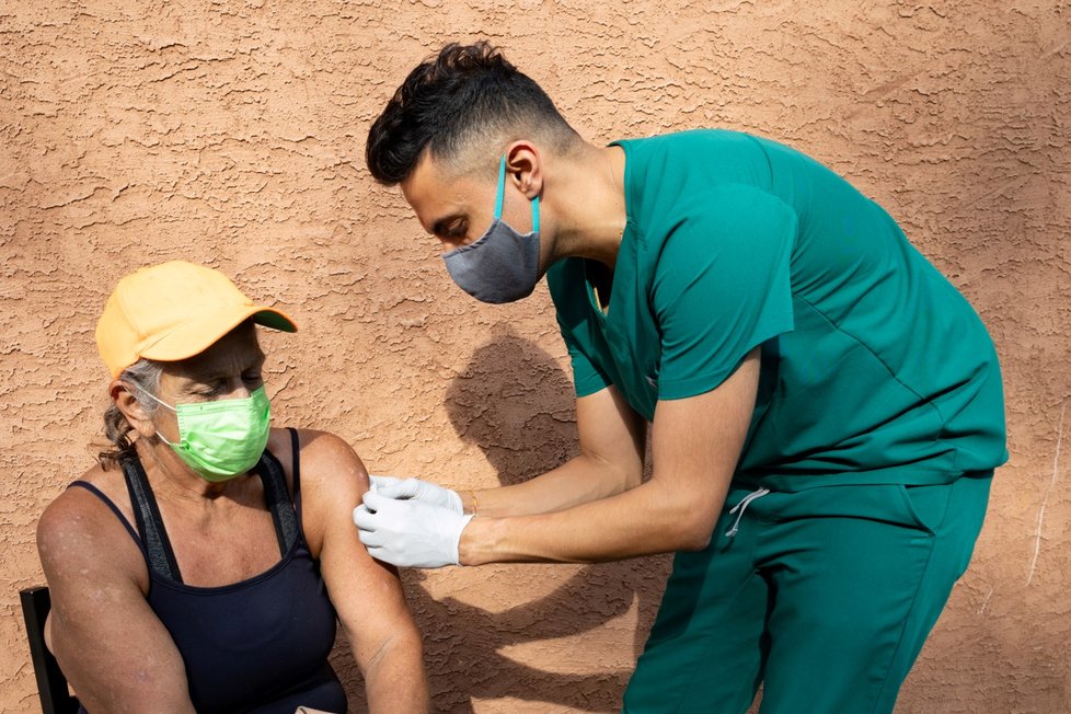 Podání posilující dávky v USA Podání posilující dávky v USA