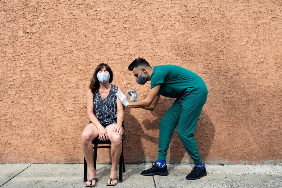 Podání posilující dávky v USA Podání posilující dávky v USA