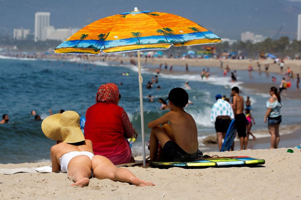 Koronavirus v USA: Hezké počasí vylákalo Kaliforňany na pláže.