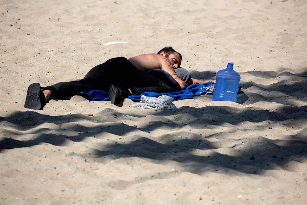 Koronavirus v USA: Hezké počasí vylákalo Kaliforňany na pláže.