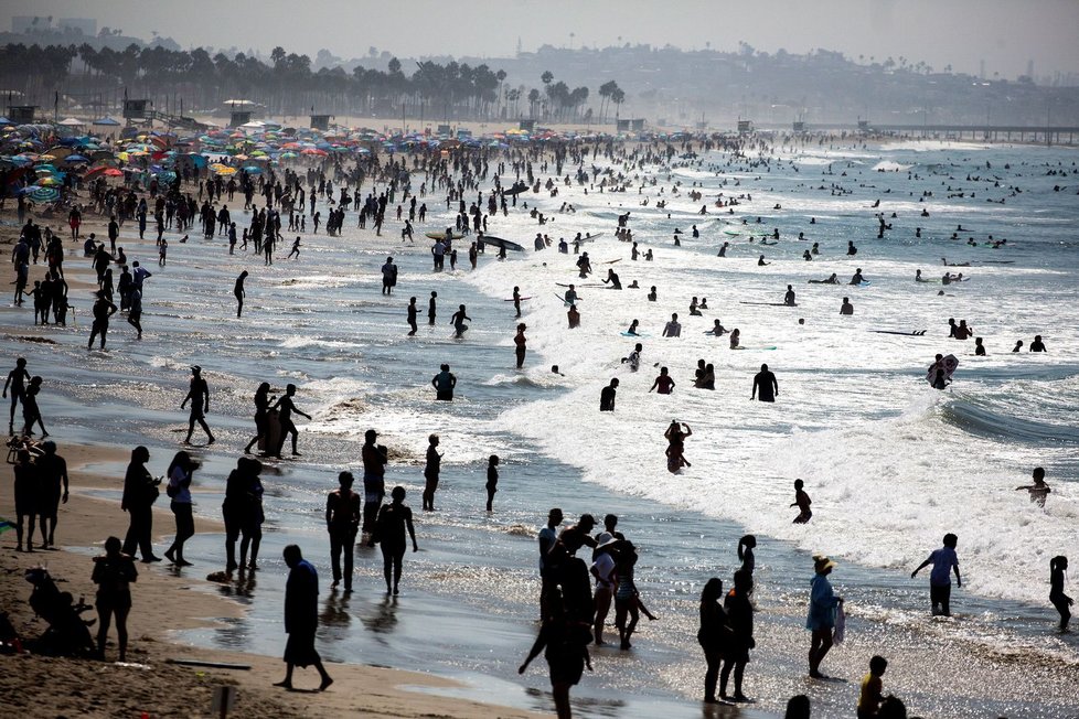 Koronavirus v USA: Lidé se během vedra vydali na pláže v Kalifornii (6.9.2020).