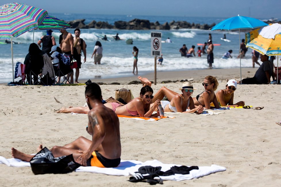 Koronavirus v USA: Lidé se během vedra vydali na pláže v Kalifornii (6.9.2020).