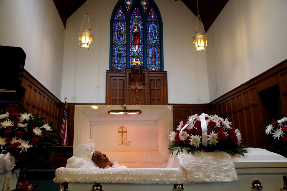 Pohřeb oběti koronaviru v americkém Chicagu.
