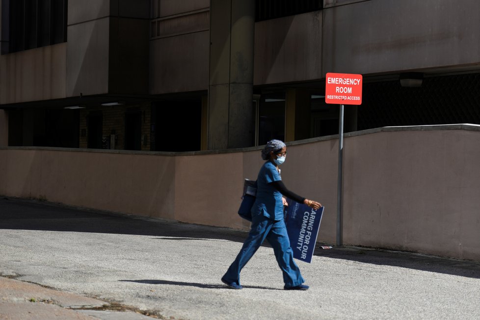 Koronavirus v USA: Sluníčko vylákalo lidi do parků a k moři. (05.05.2020)