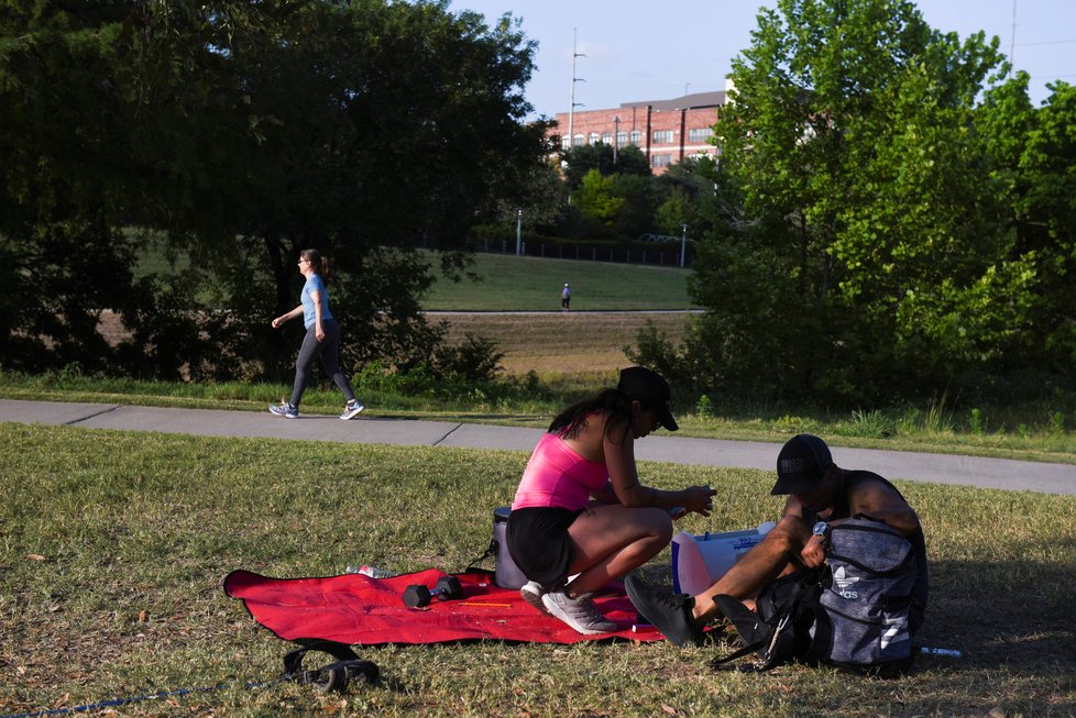 Koronavirus v USA: Sluníčko vylákalo lidi do parků a k moři. (05.05.2020)