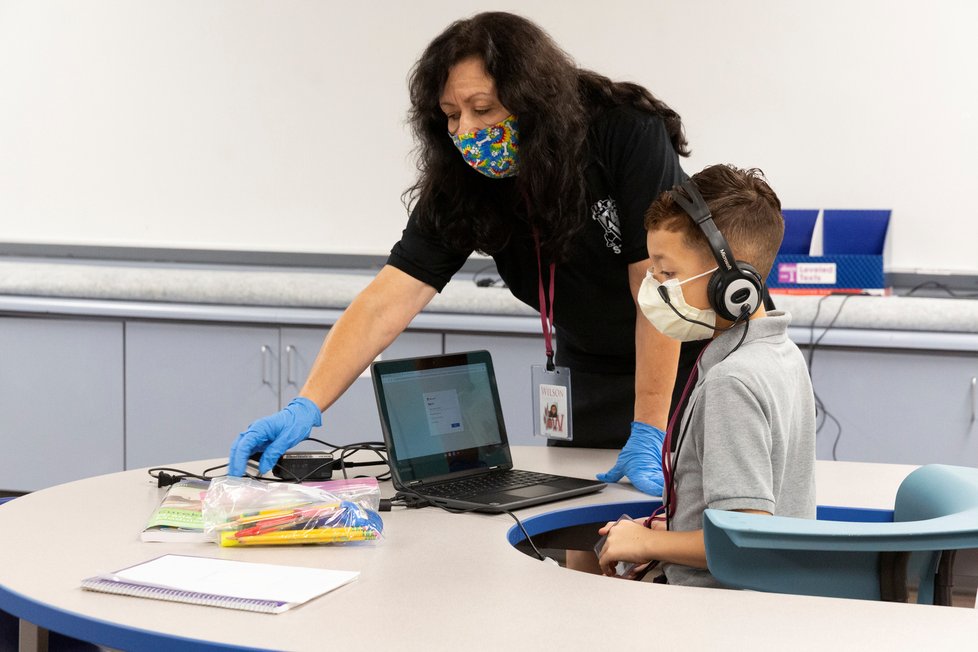 Koronavirus v USA: Školy pokračují v online výuce. Žáci, kteří nemůžou být doma, sedí rozesazeni po třídách, aby byla dodržena pravidla sociálního distancování.