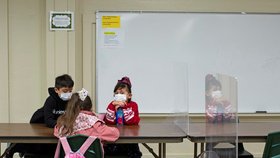 Návrat dětí do škol po zimních prázdninách ve Spojených státech během pandemie koronaviru (leden 2022)