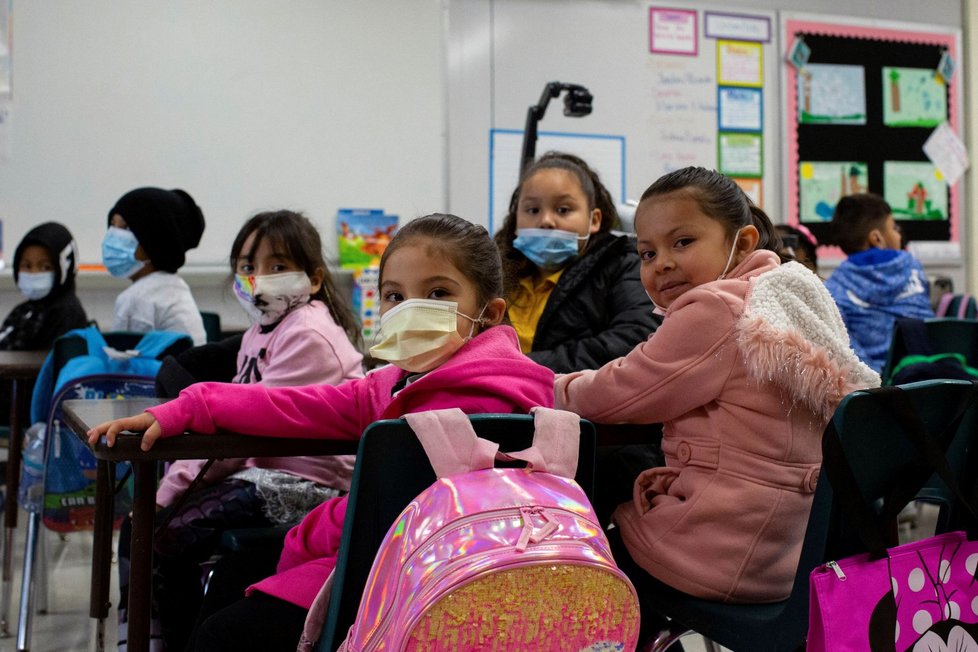 Návrat dětí do škol po zimních prázdninách ve Spojených státech během pandemie koronaviru (leden 2022)