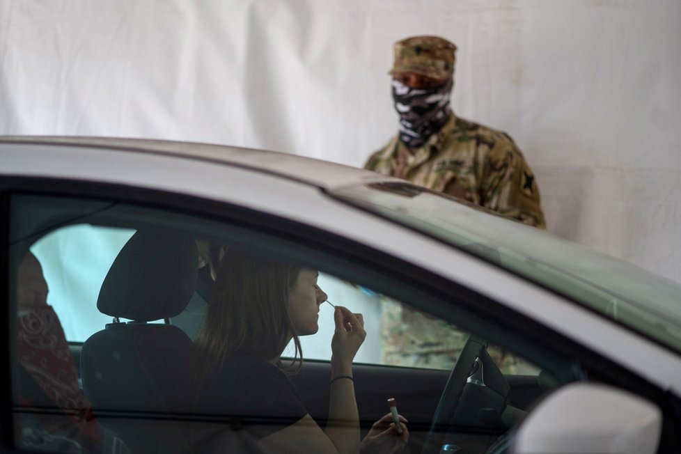 Koronavirus v USA: Lidé se testují pod dohledem armády.