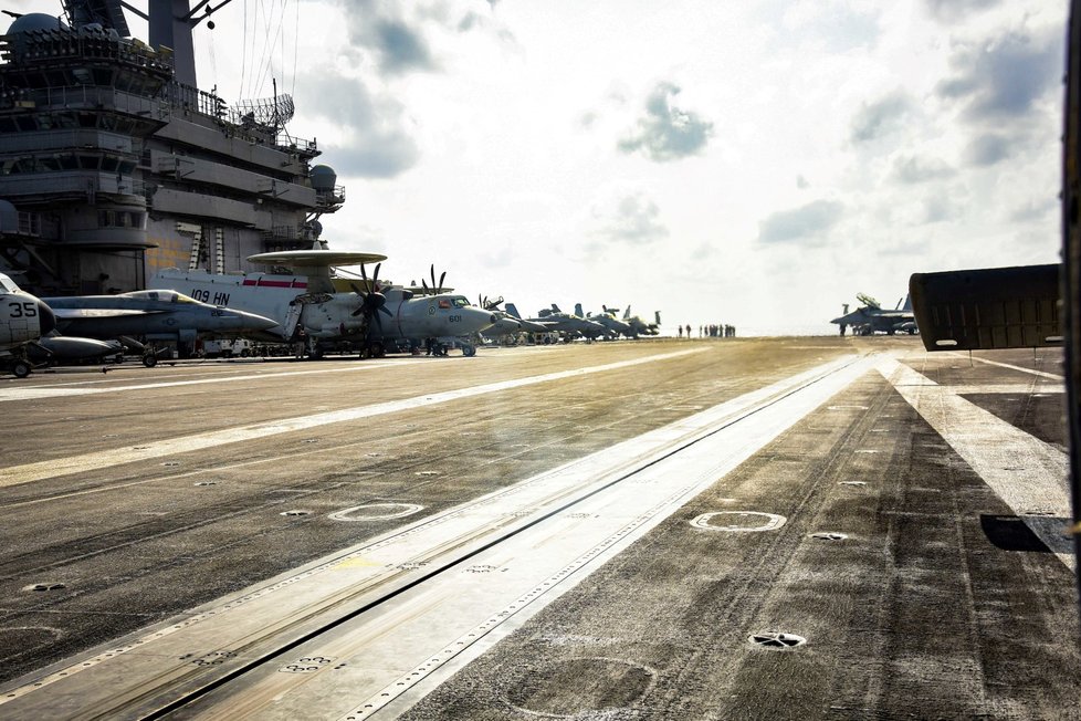 Koronavirus se šíří také na  americké letadlové lodi USS Theodore Roosevelt,