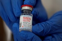 Výrobci vakcín berou EU na hůl: Po Pfizeru a AstraZenece zkrátí dodávky i Moderna