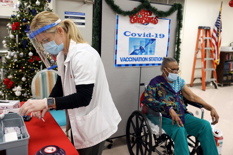 V USA pokračuje vakcinace obyvatel proti nemoci covid-19. Záběry z New Yorku (22.12.2020)