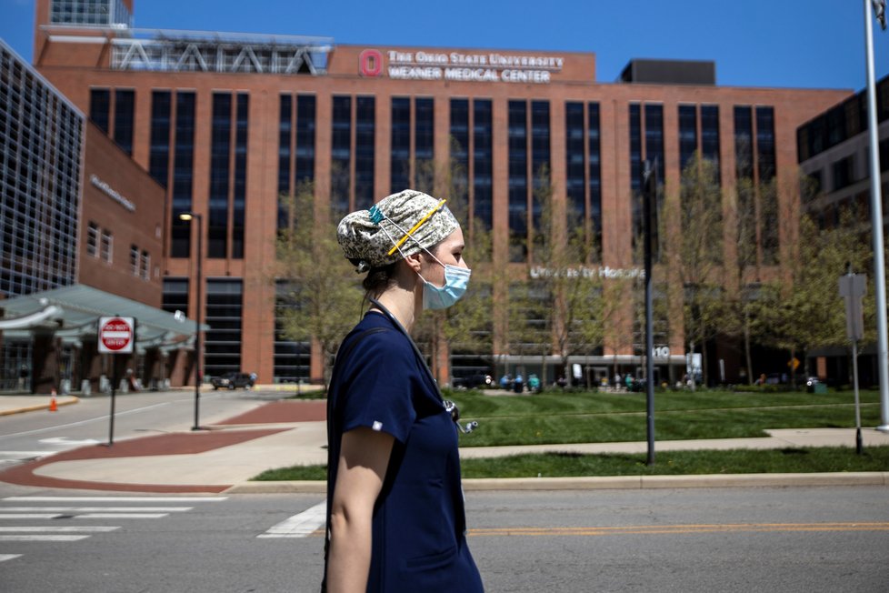 Koronavirus v USA: Sestřička Alexis Lamoreauxová nastoupila do boje s koronavirem hned po online promoci, (05.05.2020).