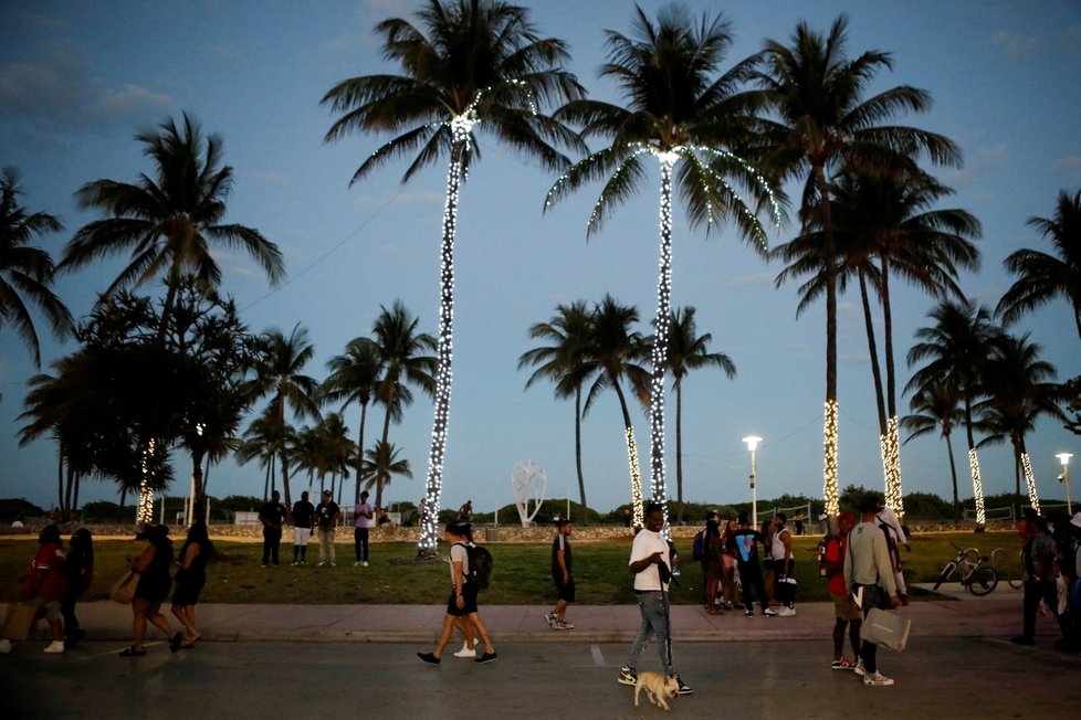 Koronavirus v USA: Večerní život na Miami beach