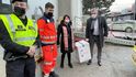 Do Fakultní nemocnice Brno dorazilo v sobotu dopoledne 5000 vakcín na covid-19. Zcela vpravo ředitel nemocnice Jaroslav Štěrba.
