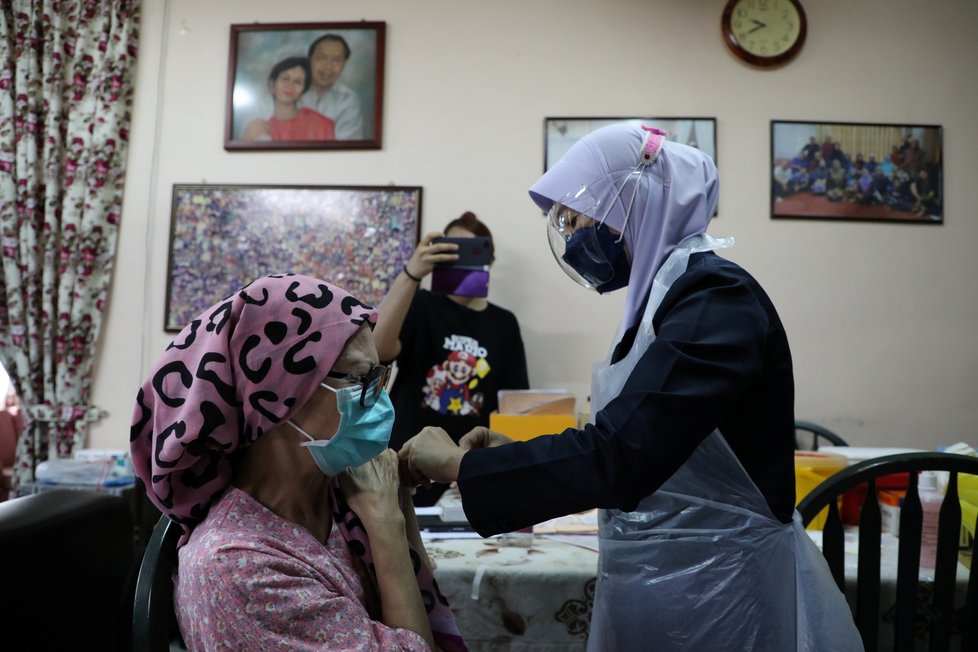 Koronavirus v Malajsii: Senioři jsou očkováni vakcínou Sinovac.
