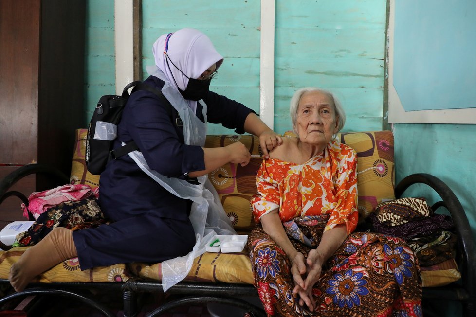 Koronavirus v Malajsii: Senioři jsou očkováni vakcínou Sinovac.