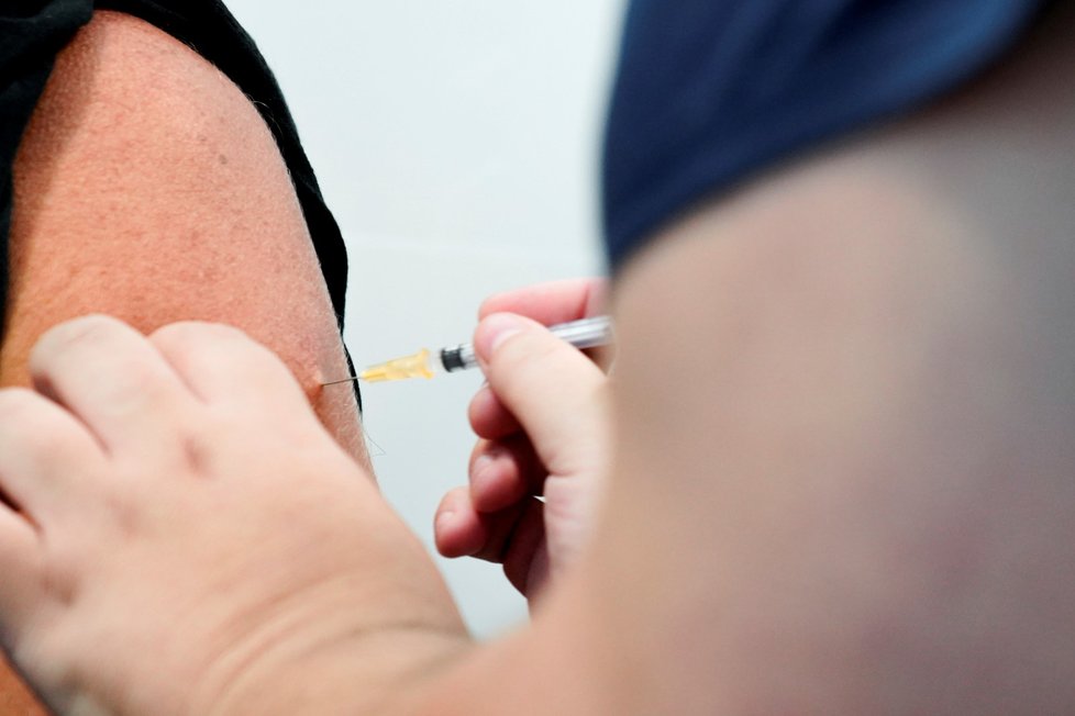 V Austrálii začalo očkování proti covid-19
