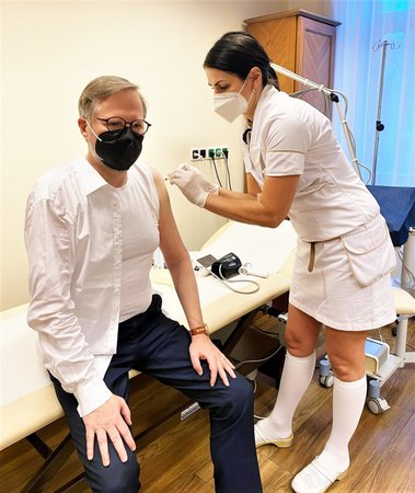 Petr Fiala na třetí dávce vakcíny proti koronaviru. (13.12.2021)