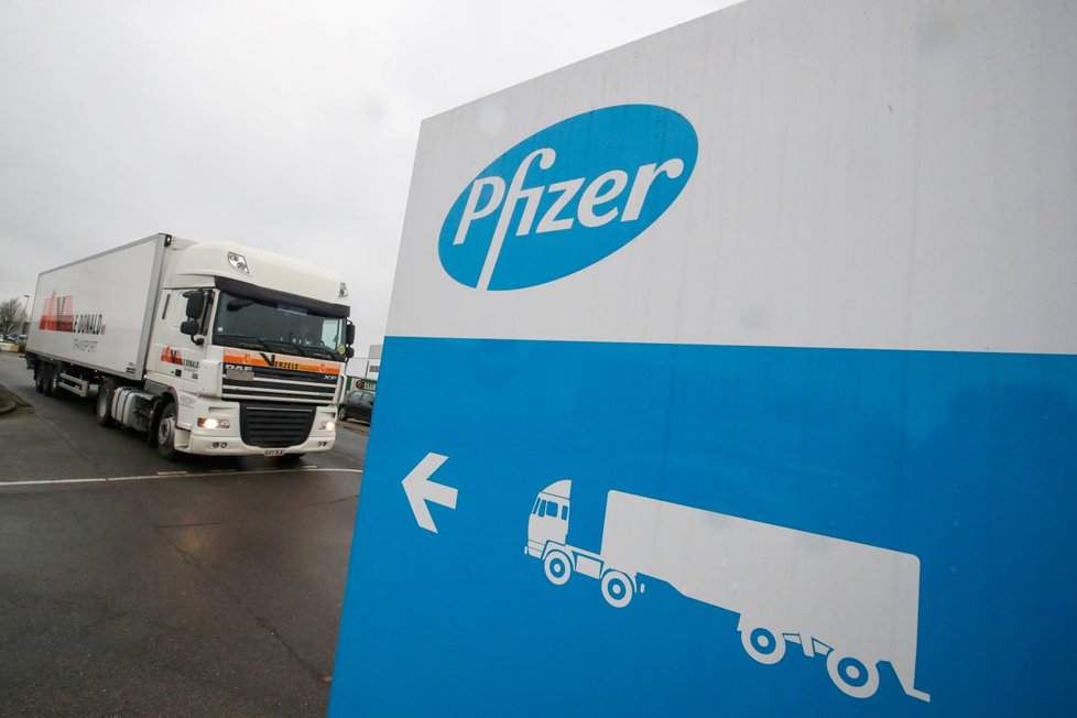 Pfizer posílá z Belgie první vakcíny do Británie.