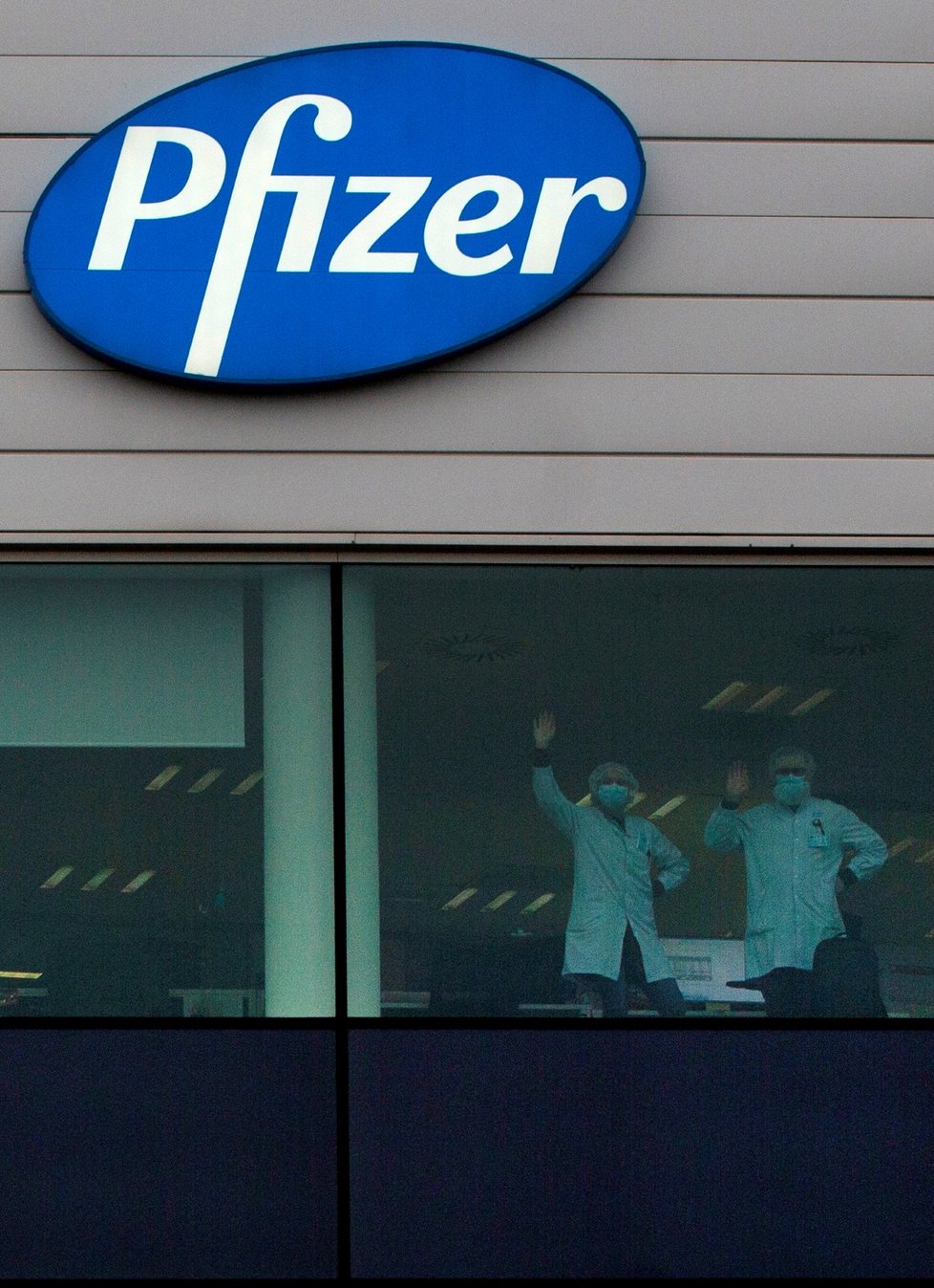 Pfizer posílá z Belgie první vakcíny do Británie.