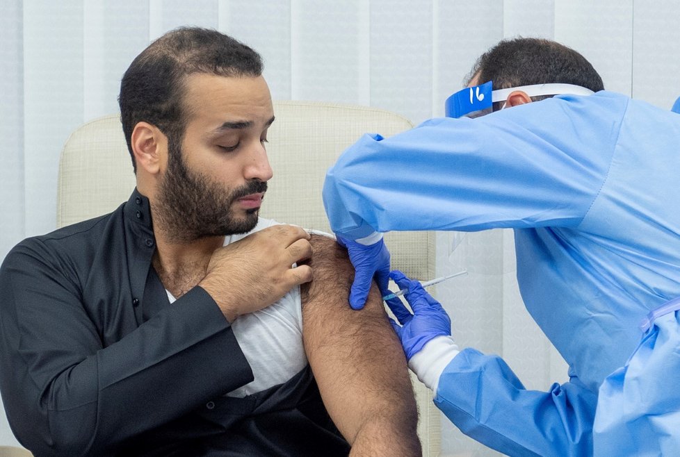První dávku vakcíny proti covidu od firem Pfizer a BioNTech dostal i nejmocnější muž Saúdské Arábie, korunní princ Muhammad bin Salmán.