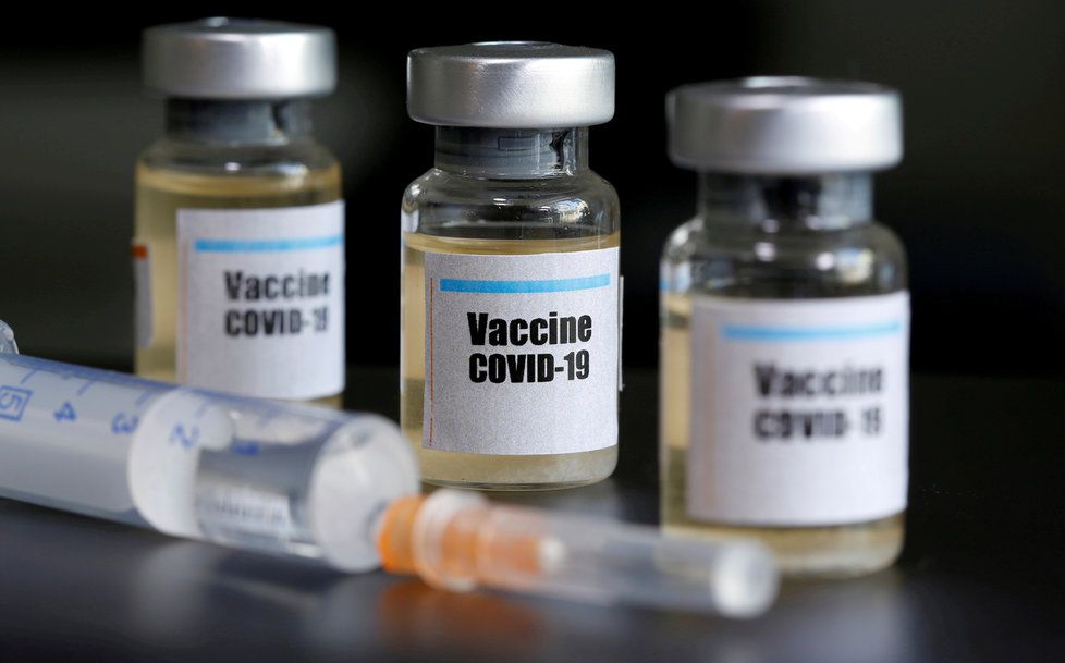 Vakcína bude do září, slíbila farmaceutická společnost AstraZeneca. Její vlastní experti o tom pochybují.
