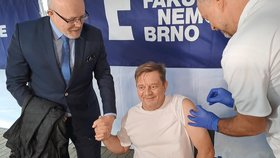 Herec Petr Čtrvtníček se včera nechal naočkovat čtvrtou vakcínou proti covid-19. Za ruku ho přitom držel ministr zdravotnictví Vlastimil Válek. Injekci aplikoval primář Diagnosticko-terapeutického centra FN Brno Petr Benda.