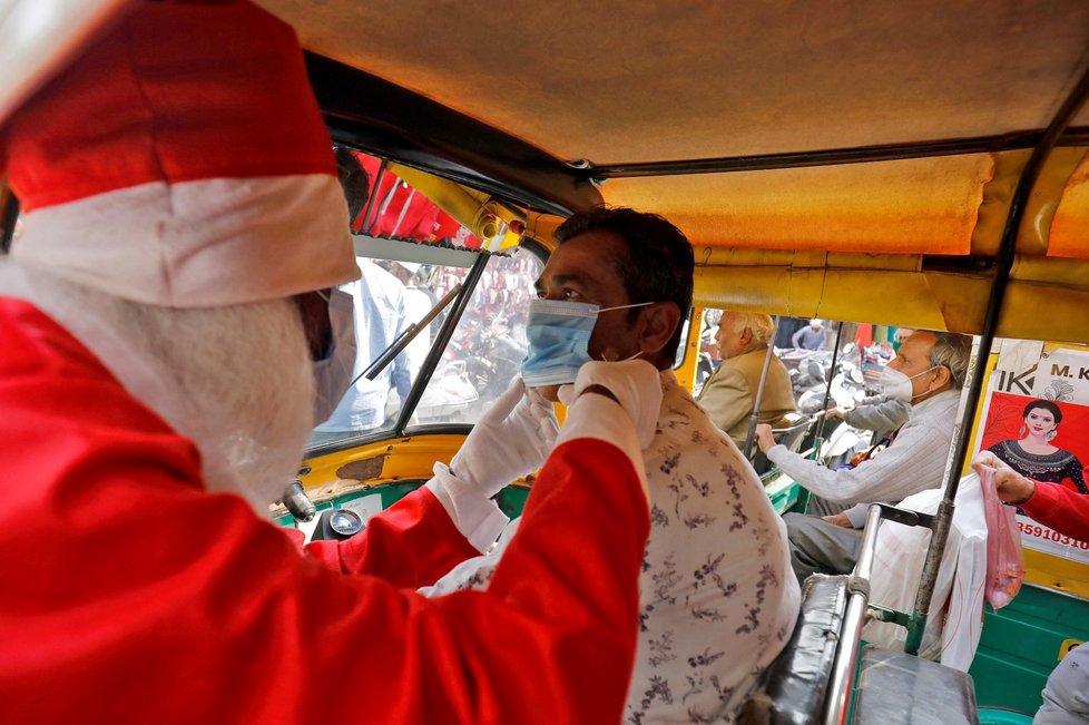 V Indii o Vánocích rozdávají roušky.
