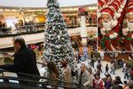 V obchodech probíhají intenzivní přípravy na Vánoce, řada už vytáhla první tematické zboží (ilustrační foto)