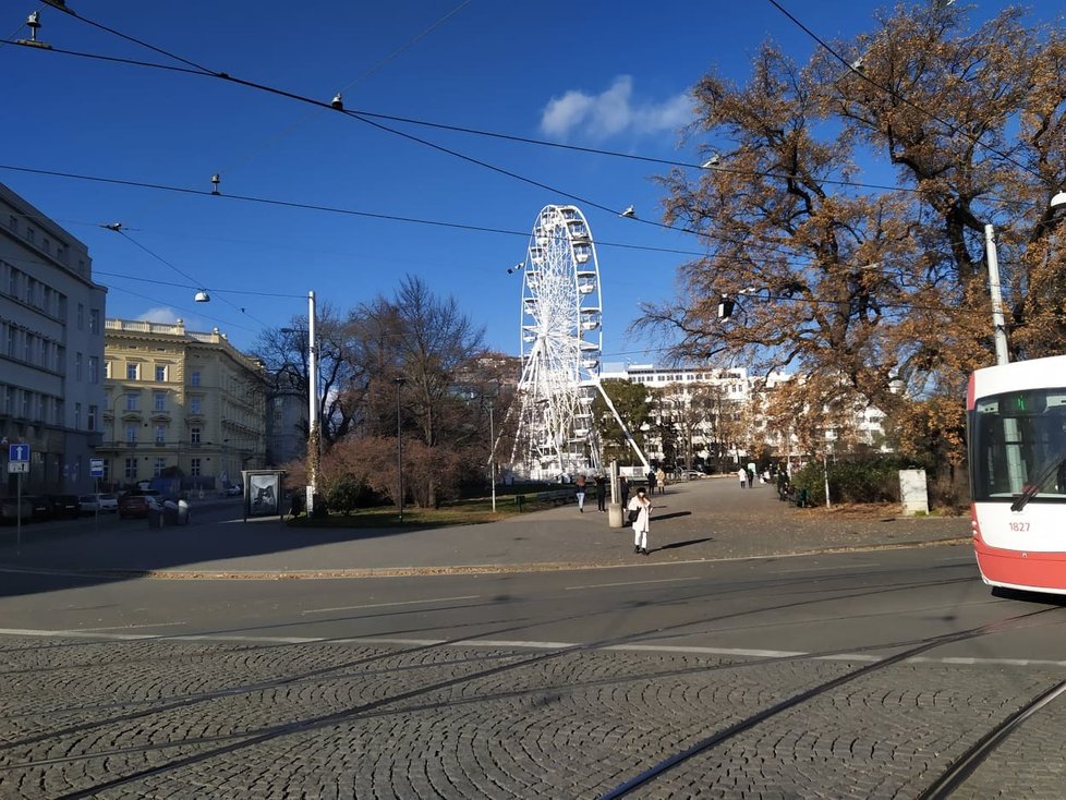 Na Moravské náměstí v Brně se opět po roce vrací obří ruské kolo. Obsluha i návštěvníci budou muset dodržovat protiepidemická opatření.