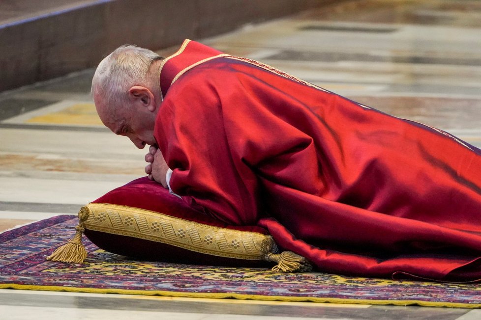 Osamocený papež a téměř prázdný Vatikán během velikonočních oslav (11. 4. 2020)