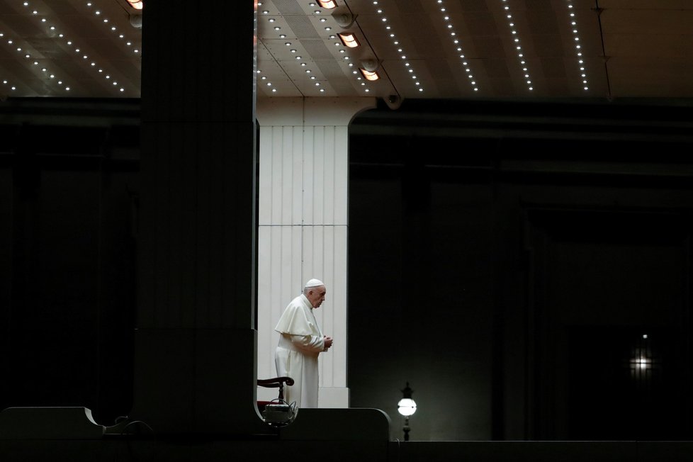 Osamocený papež a téměř prázdný Vatikán během velikonočních oslav (11. 4. 2020)