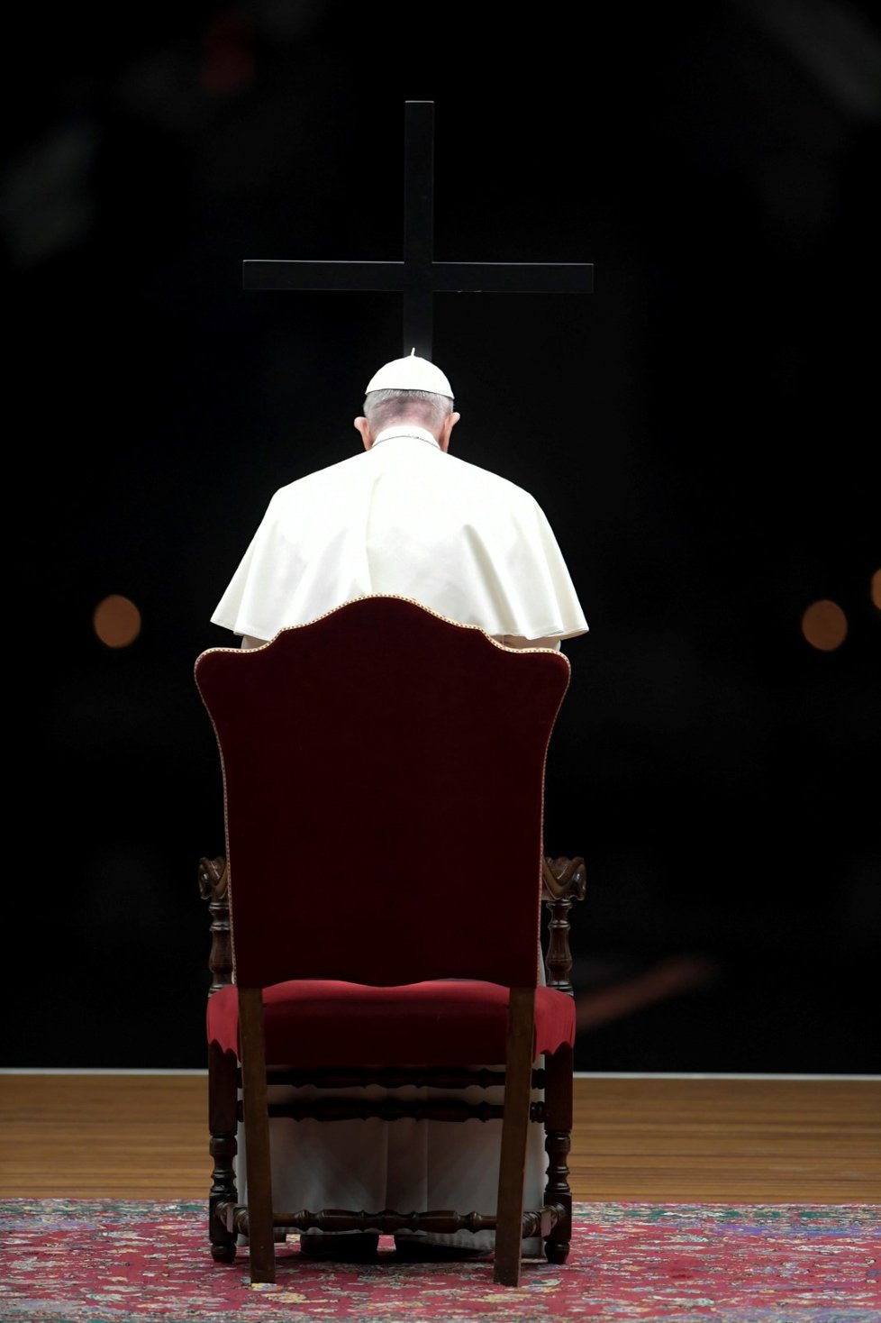 Osamocený papež a téměř prázdný Vatikán během velikonočních oslav (11. 4. 2020)