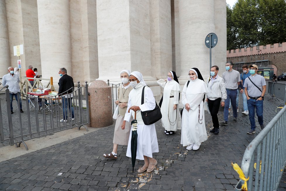 Ochrana úst je vyžadována i při návštěvě bohoslužeb ve Vatikánu (2. 9. 2020)