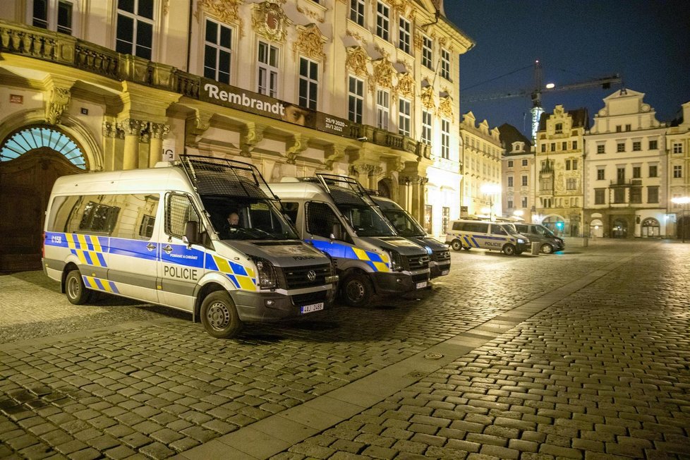 Zásah policie ukončil nelegální party v pražské Melantrichově ulici (9. 1. 2021).