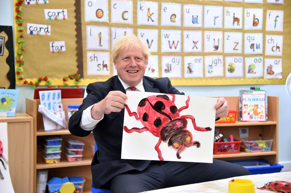 Britský premiér Boris Johnson na návštěvě základní školy.