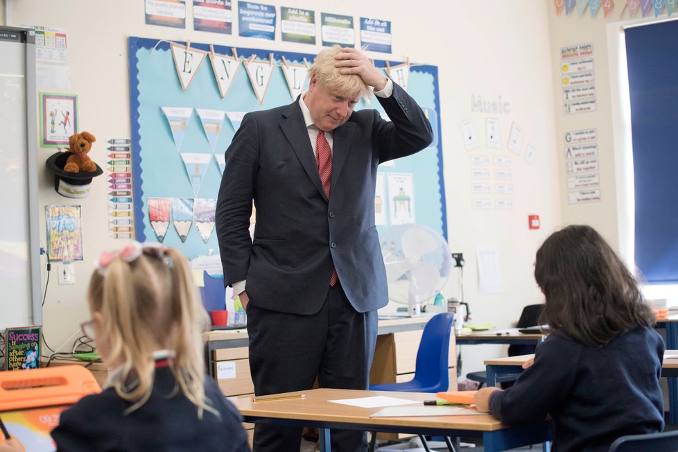 Britský premiér Boris Johnson na návštěvě základní školy.